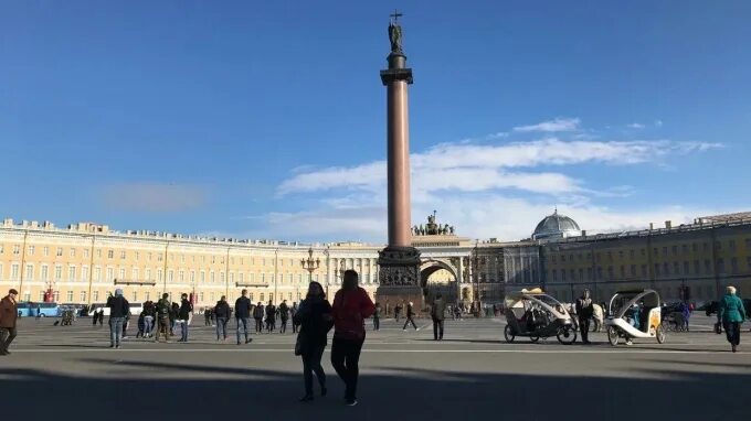 Дворцовая площадь 13 сентября. Дворцовая площадь в санкт-петербурге. дворцовая площадь сейчас. мариуполь дворцовая площадь. столб петербург на дворцовой площади.