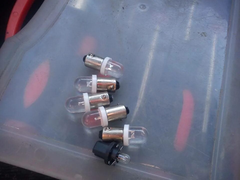 Лампочки подсветки приборной панели ваз 2107. Патрон лампы панели приборов 2107 артикул. Светодиодные лампы для ваз 2107 в приборку. Лампы в приборку ваз 2107. Лампа подсветки приборной ваз 2107.