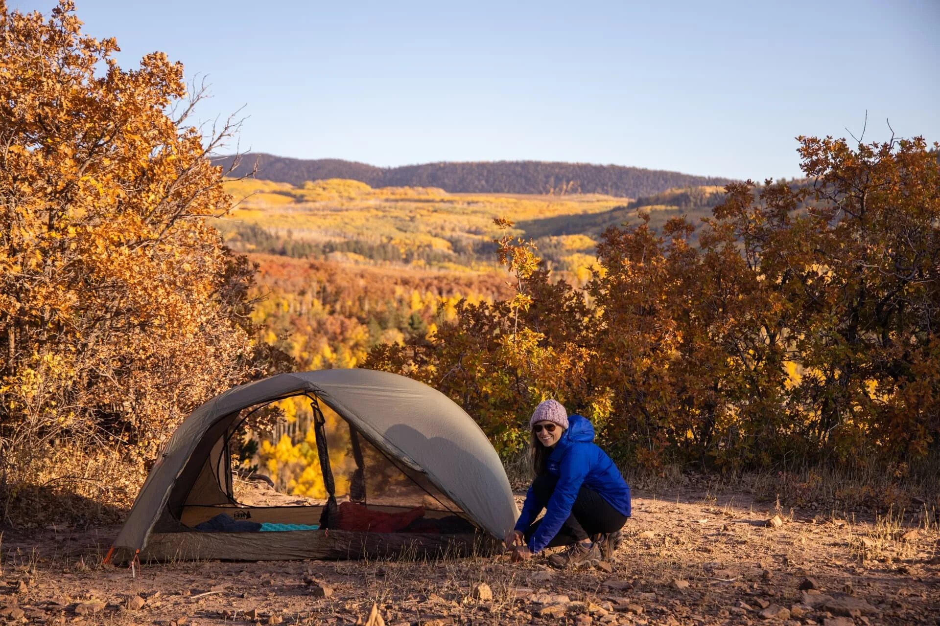 Stay in a camp. Кемпинг. Кемпинг осень. Путешествие с палаткой. Палаточный лагерь осень.