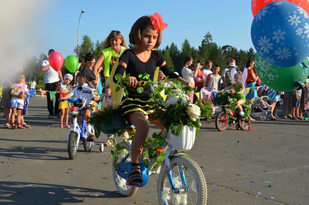 1 июня 2014 г. Парад велосипедов. Парад велосипедов детских. Украсить самокат на конкурс. Украшение детского велосипеда для парада.