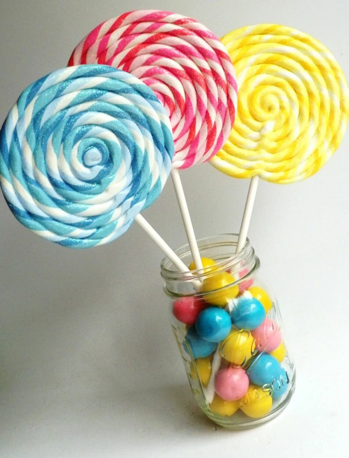 Круглый леденец. Карамель лолипопс. Леденцы на палочке из сахара. Леденцы с блестками. Круглый леденец на палочке.