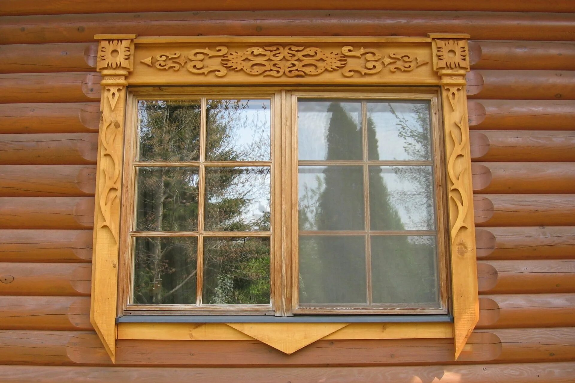 Купить окна в деревянный дом. Наличники на окна. Наличники на окна деревянные. Наличники в деревянном доме. Деревянные обналичники на окна.