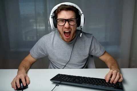 Человек любит компьютерные игры