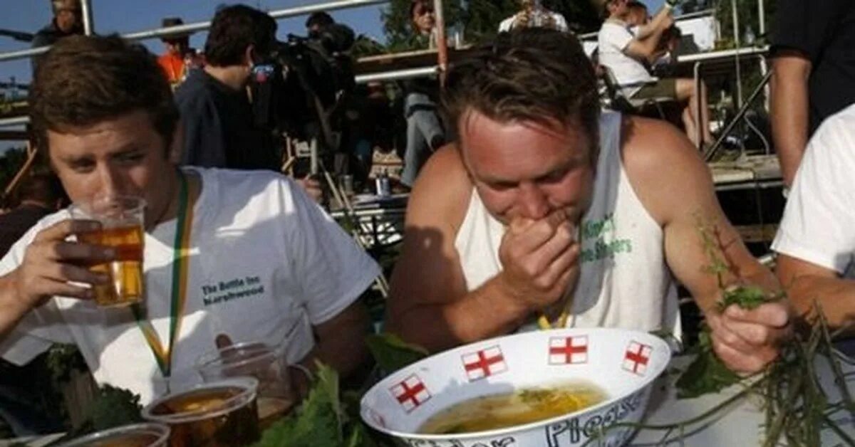 Чемпионат по поеданию крапивы в Великобритании. Соревнование по поеданию крапивы в Великобритании. Nettle eating (поедание крапивы). Крапивный фестиваль Англии.