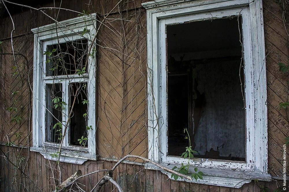 Разрушенное окно. Деревенский дом заброшенный Чернобыль. Окно в заброшенном здании. Окно заброшенного дома. Окно в заброшенном доме.