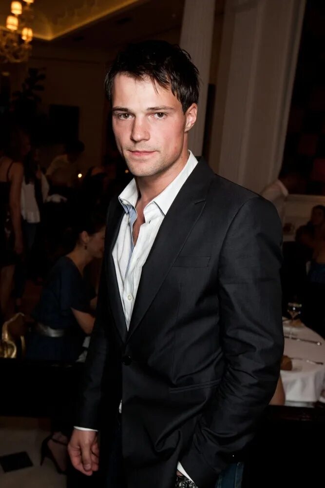 Станислав бондаренко пилот. Молодой российский актер брюнет. Антон макарский актер. Молодой российский актер брюнет. Миша коллинз кастиэль улыбается.