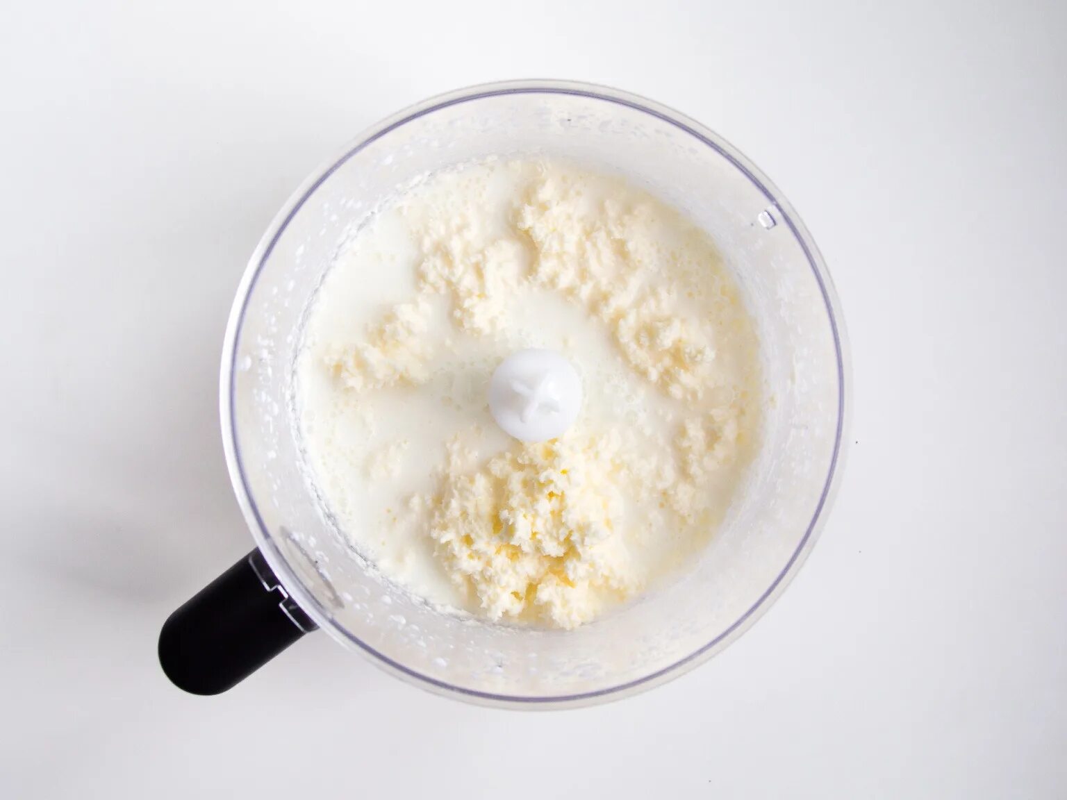 Выпечка на прокисшей сметане. Простокваша домашняя. Прокисшая сметана. Сметана скисла. Квашеная сметана.