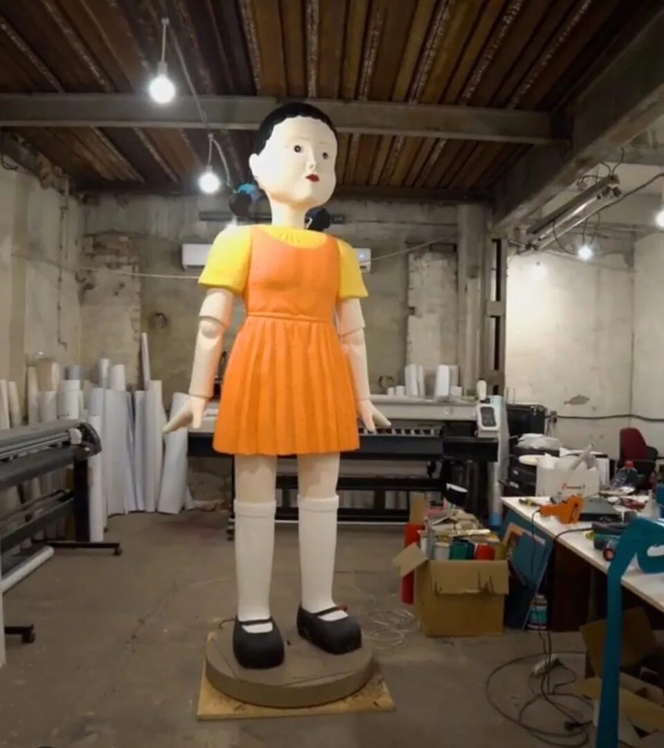 Кукла из игры в кальмаоа. Кукла зи игры в кальмара. Включи игра кальмара куклы. Кукла кальмар из пластилина. Игра в кальмара из пластилина.