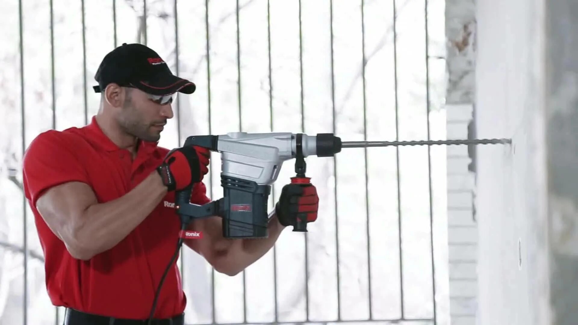 Сверлить час. Сверление дрелью. Перфоратор бош 2-20. Сосед с перфоратором. Сверлить час.