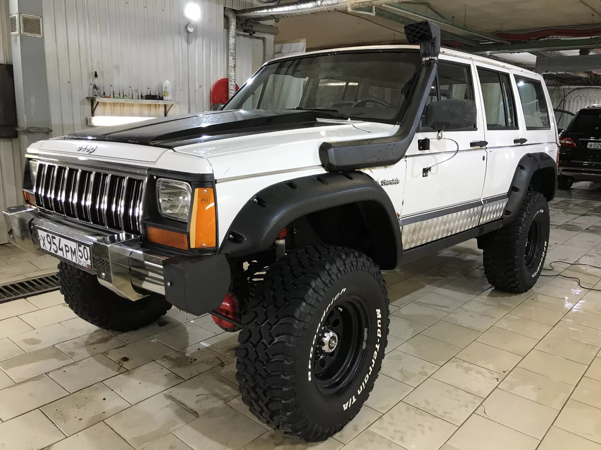 Jeep Cherokee XJ. Jeep Cherokee XJ белый. Чероки XJ 4.0 белый. Внедорожники бу.