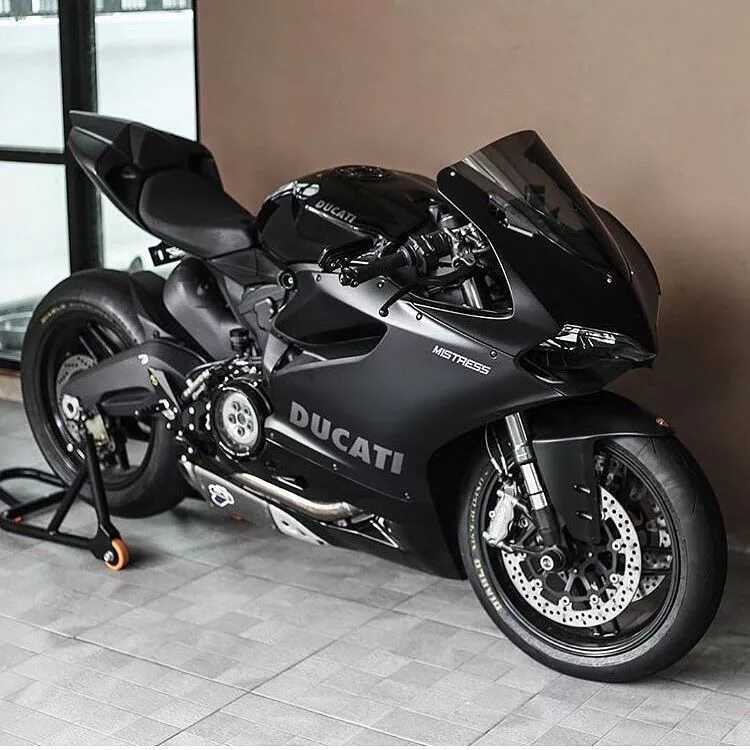 Сколько стоит машина байк. Дукати мотоцикл черный. Спортбайк Ducati черный. Спортбайк Кавасаки черный. Спортбайк Ямаха Кавасаки.