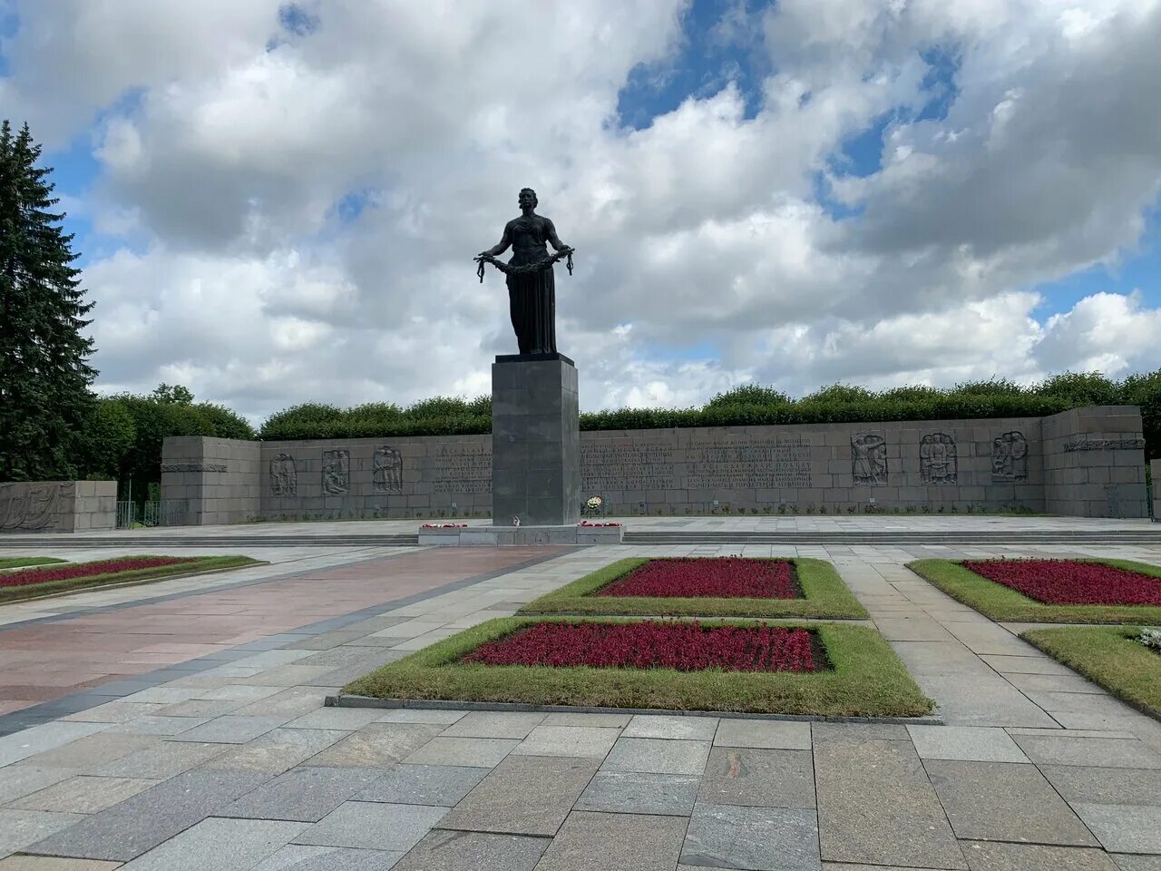 мемориал на пискаревском кладбище в санкт-петербурге. мемориал на пискаревском кладбище. назовите центральную скульптуру на мемориальном пискаревском кладбище. назовите центральную скульптуру на мемориальном пискаревском кладбище. памятник пискаревское мемориальное кладбище.
