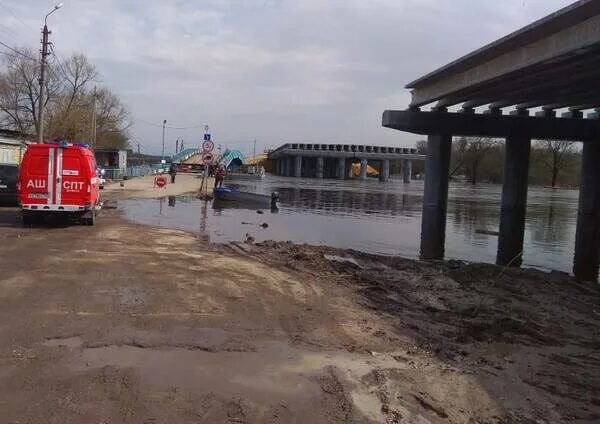 Подъем воды в брянске сегодня. Половодье Брянск Десна. Потоп в Брянске 2022. Набережная Брянск 2022. Затопило набережную Брянск.