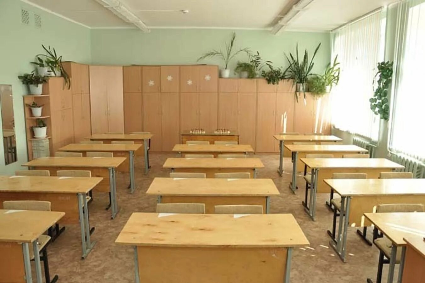 Школьная парта в классе
