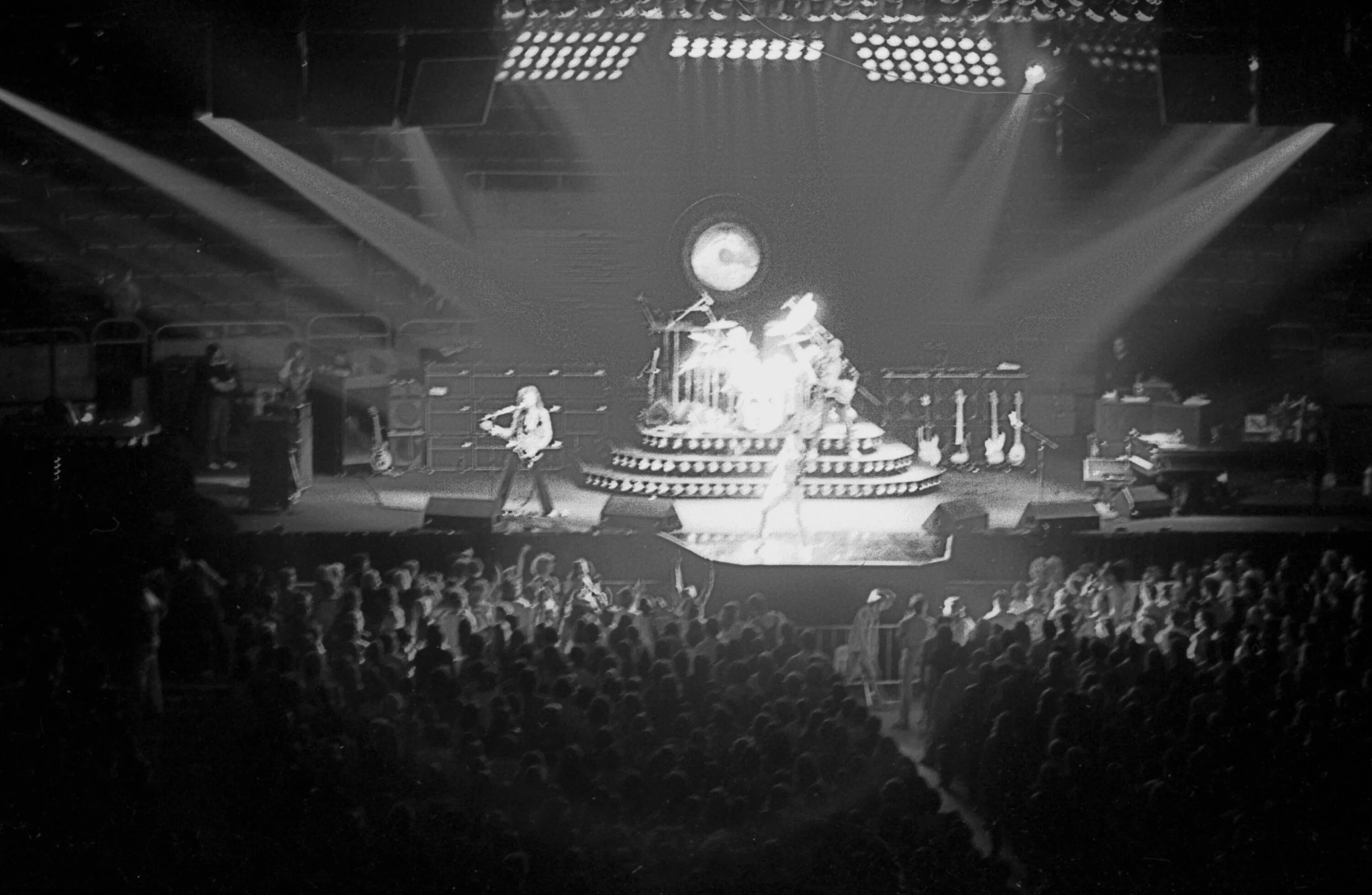 Концерт группы квин. Концерт Queen 1974. Queen 1980. Группа Queen на сцене. Концерт масштабный у Квин.