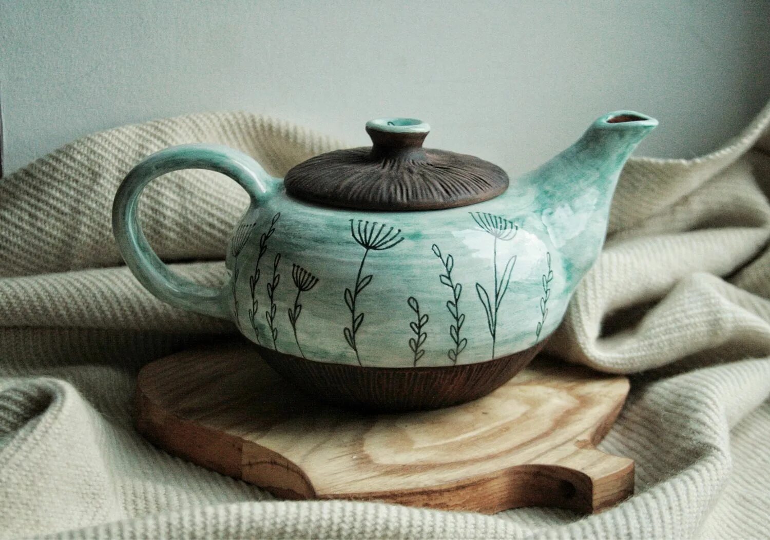 Коломенская керамическая посуда. Чайник, чцзиньдэчженьская керамика 23500. Чайник из глины. Чайник необычной формы.