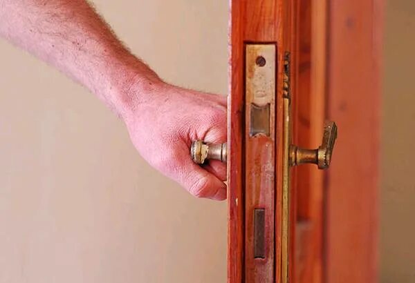 Смазать двери квартире. Дверь скрипит. Смазка петель межкомнатных дверей. Скрипят петли межкомнатных дверей. Дверь скрипучая.