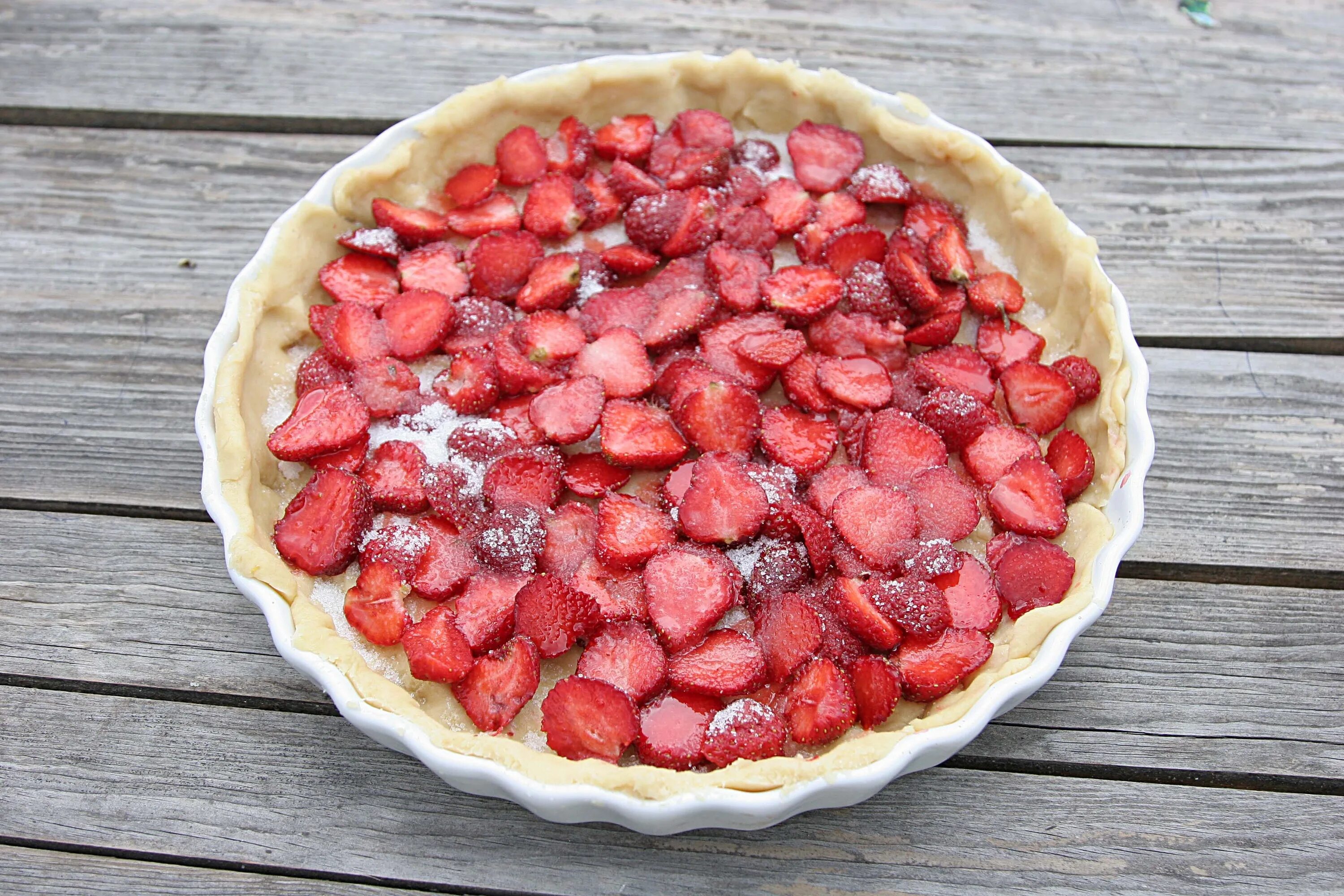 Шарлотка с клубникой. Засахаренная клубника. Выпечка с клубникой и голубикой. Макароны с клубникой
