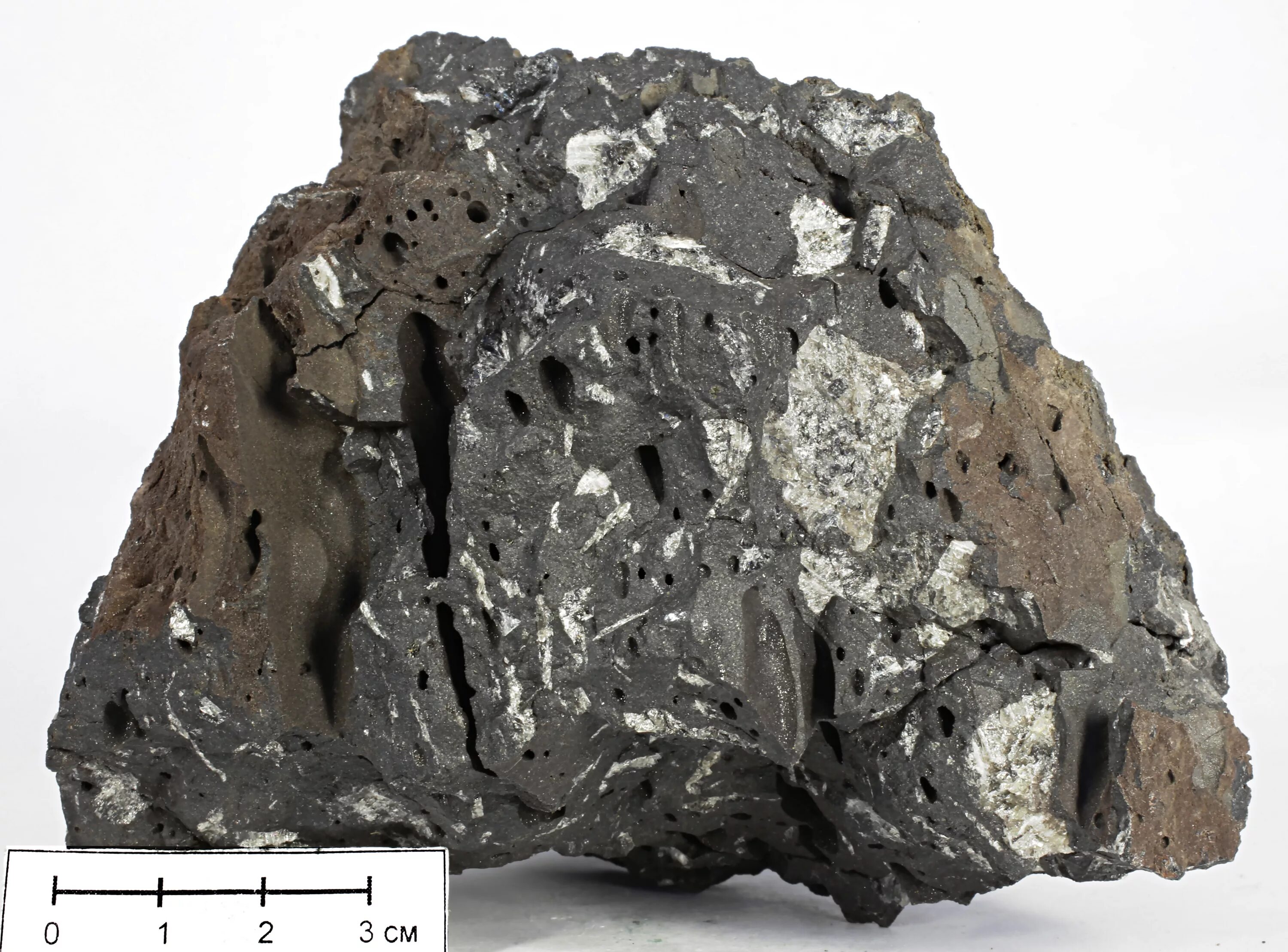 Базальт это минерал. Миндалекаменный базальт. Пикрит-базальт. Толеитовый базальт. Базальт Горная порода.