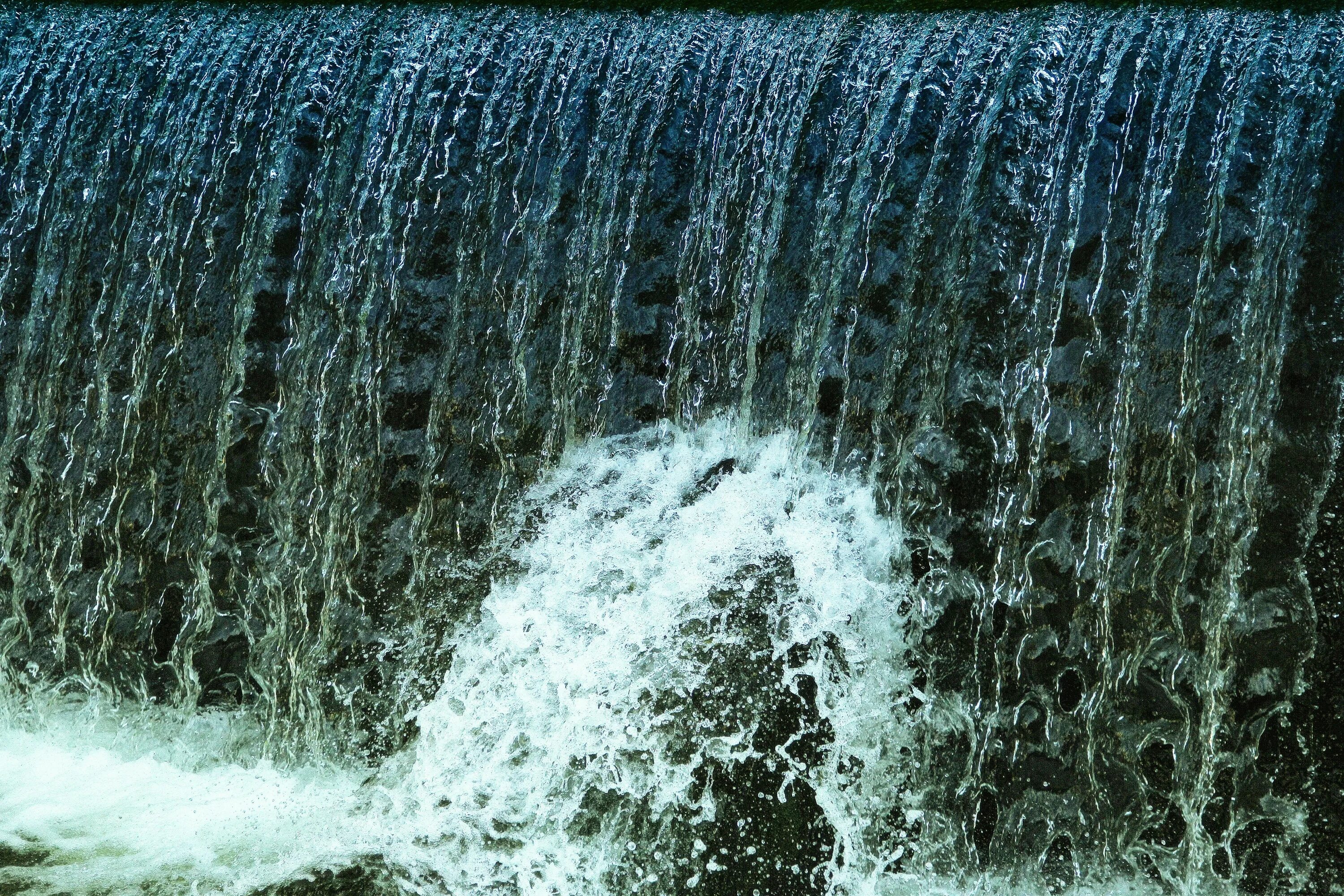 Шум далекого водопада. Текучие воды. Поток воды. Брызги водопада. Поток воды водопад.