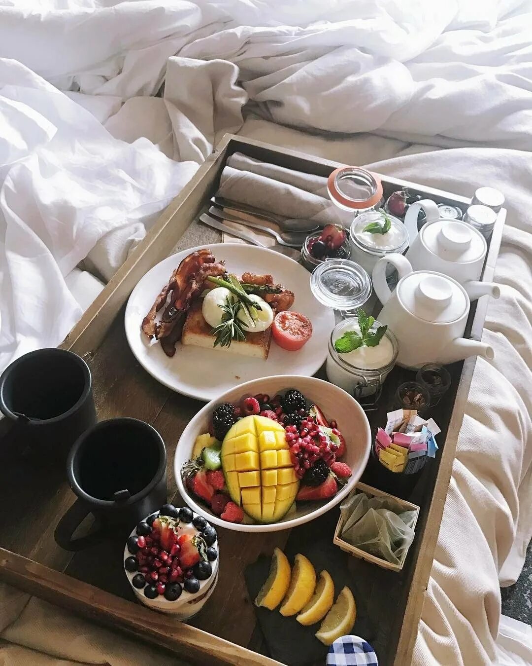 Обед в постель. Красивый завтрак. Еда Эстетика. Завтрак в постель. Поднос завтрак.