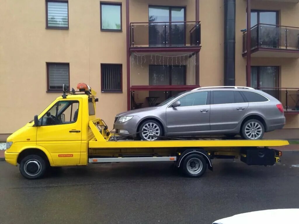 Npr 75l эвакуатор. автомобиль на эвакуаторе. автомобиль эвакуатор. эвакуатор транспортное средство. трал эвакуатор вольво.