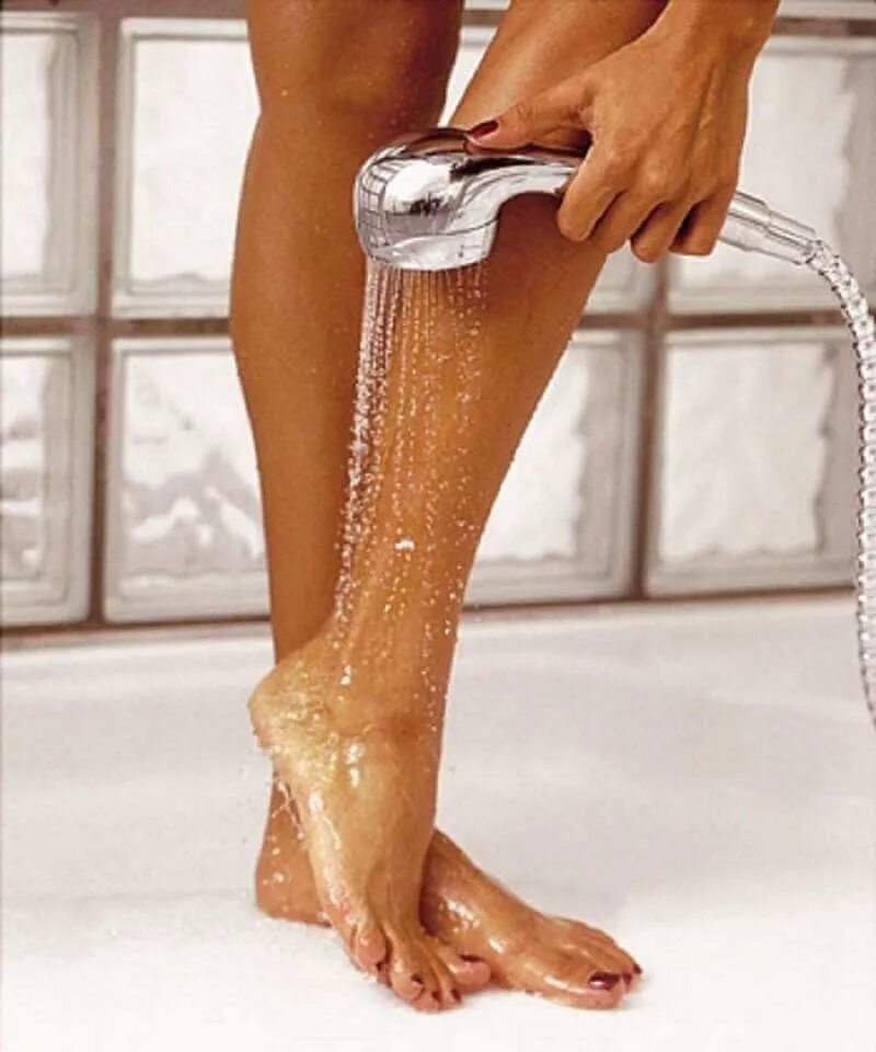 Мыть ноги холодной водой. Гигиена ног. Мытье ног. Обливание ног. Для ног.