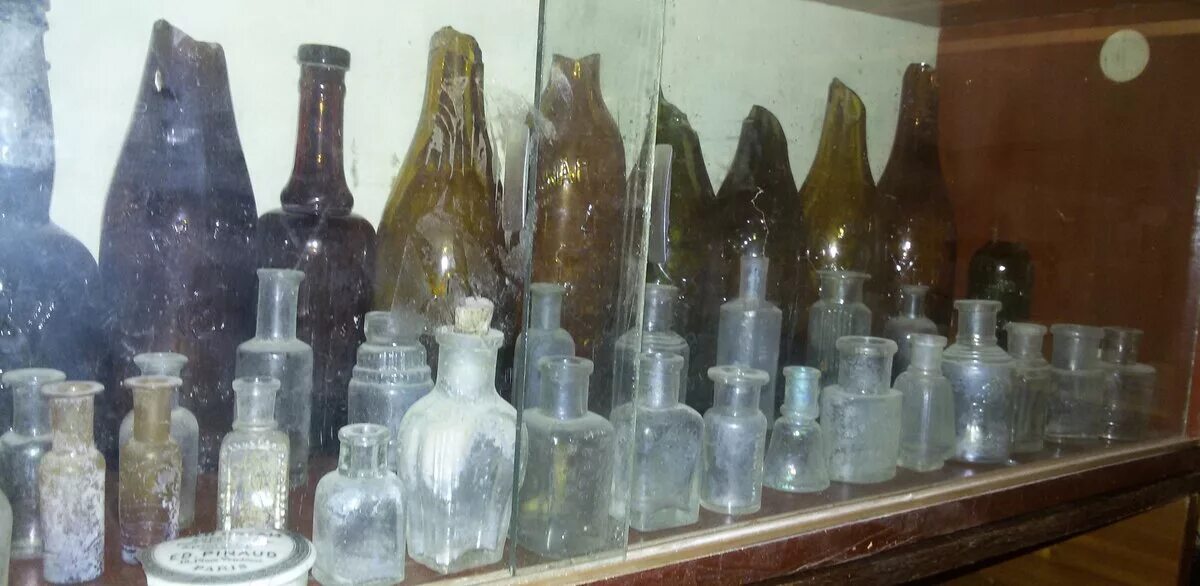Стеклянные бутылочки старинные. Стеклянный старинная. Старинные бутылки из стекла. Древние стеклянные бутылки.