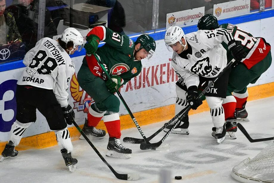 Хоккей трактор с кубок. Фавориты кубка гагарина. Цска кубок гагарина. Кубок гагарина трофей. Кошечкин хоккеист металлург.