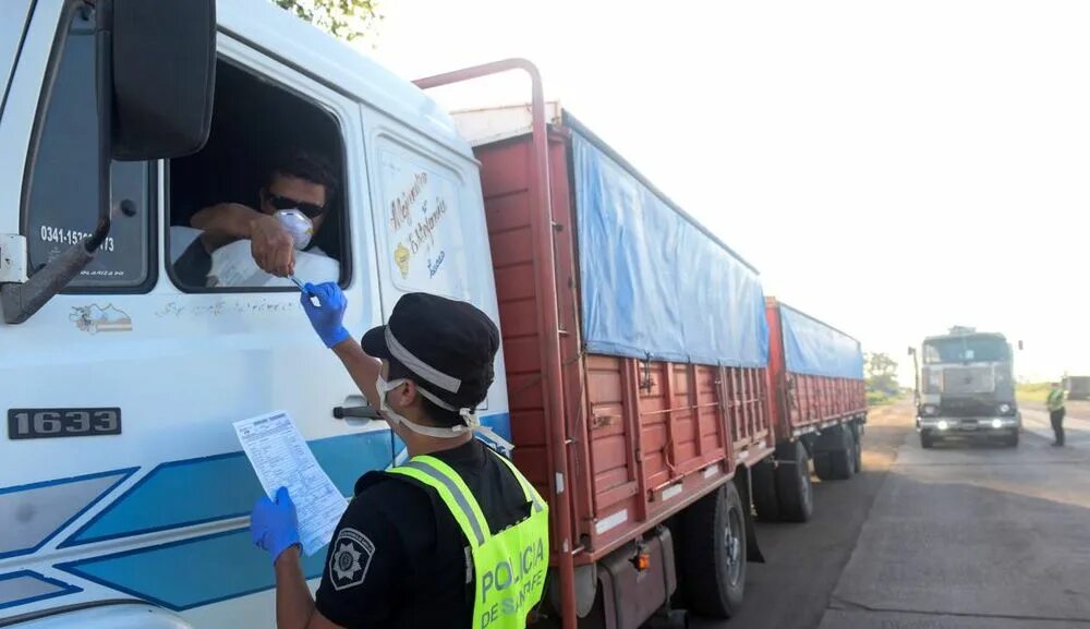 Коронавирус в вологодской. Безопасность v transporte. Коронавирус и грузоперевозки. Ler jornais no transporte.