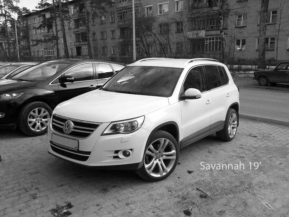 Разболтовка фольксваген тигуан. Volkswagen Tiguan 2008 белый. VW Tiguan 1 r17. Колеса Volkswagen r18 Tiguan. Tiguan 2009 колеса.