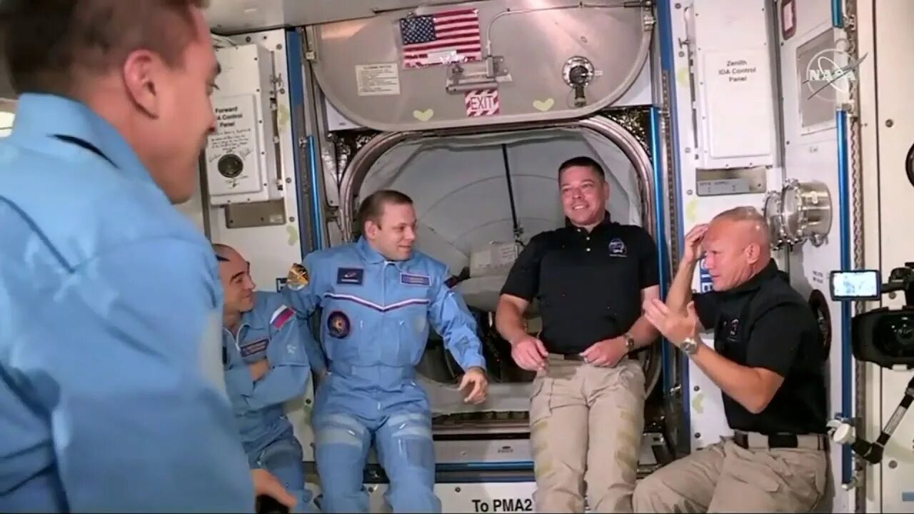 Самый возрастной командир экипажа мкс магаданец. Илон Маск Crew Dragon. Crew Dragon на МКС. Астронавты на МКС на тросах. Экипаж Crew-6 на МКС.