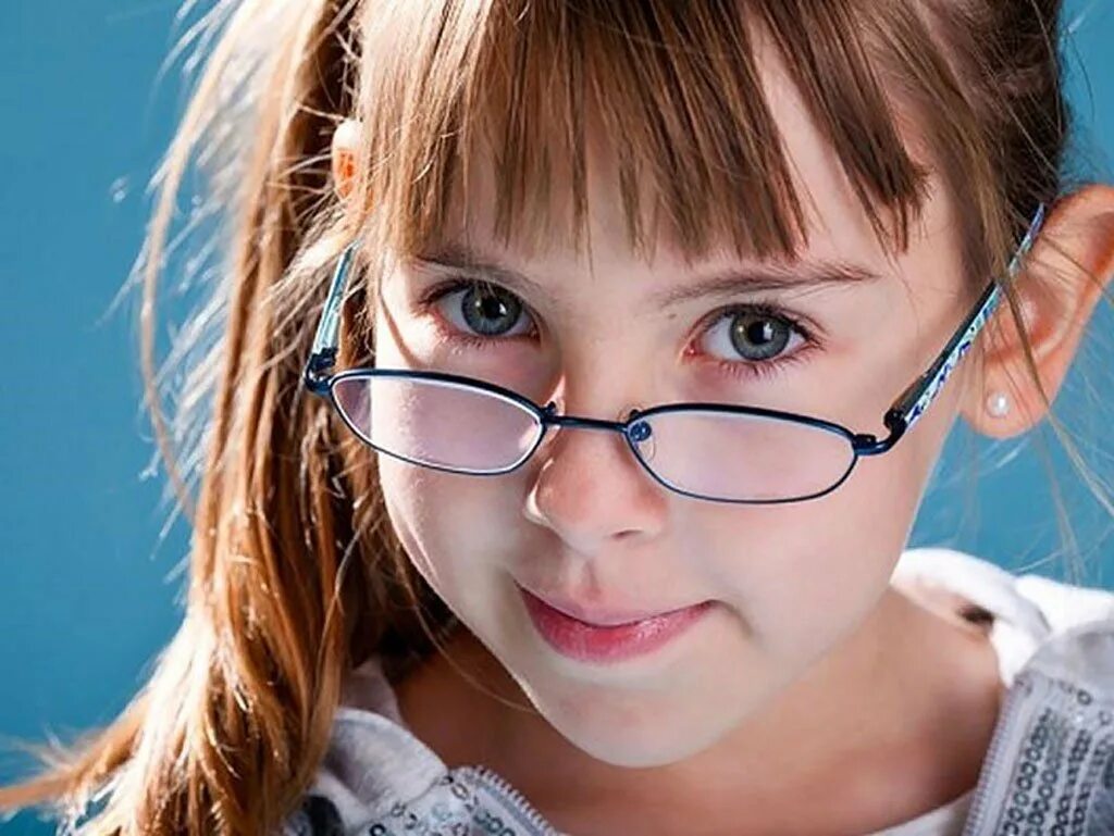 Маленькие в очках девушки. Маленькая девочка в очках. Маленькая девочка в очках. Детская фотосессия в очках. Дети в очках.