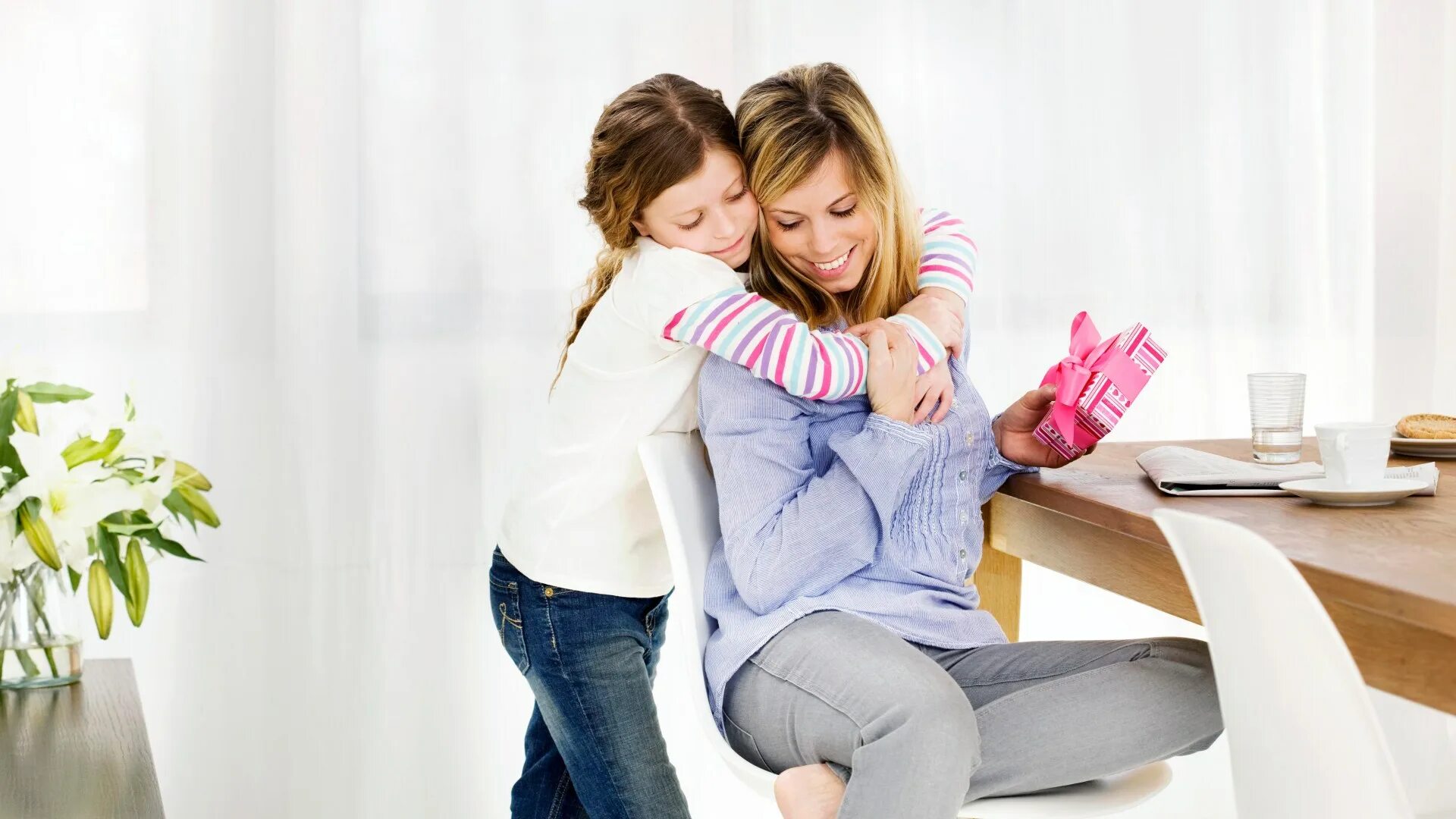 Подарки для детей. Мама и дочка обнимаются. She s a daughter s friend. Дарение подарков. Дочка дарит подарок маме.
