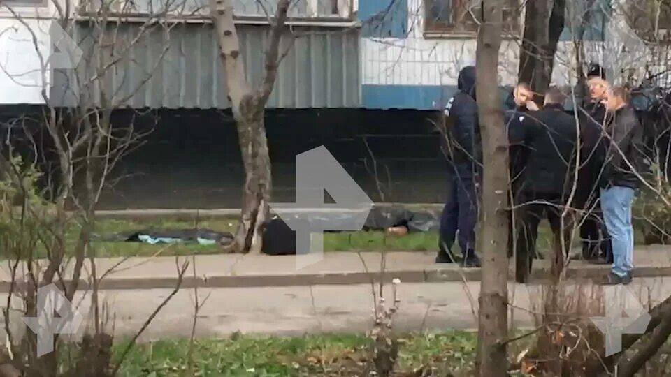 Мать с двумя детьми выбросилась из окна в москве. Москва женщина выбросилась из окна с детьми. В москве женщина выпрыгнула из окна с 2 детьми. Мать выбросилась из окна с детьми. Женщина выпала из окна с двумя детьми.