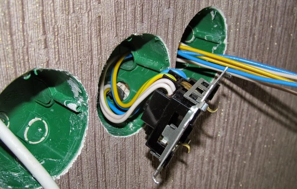 Монтаж розеток и выключателей. Блок розеток на 6 розетки для скрытой проводки. Установка розетки 4. Блок розеток 3 шт. Подрозетник (скрытый монтаж) gusi electric с3е3 68 45 мм.