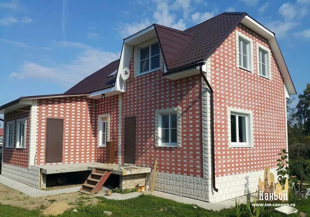 Цоколь здания из гранита. Белый отлив на цоколь. Красивый цоколь. Сайдинг umb песчаник. Ral - 9006 сайдинг.