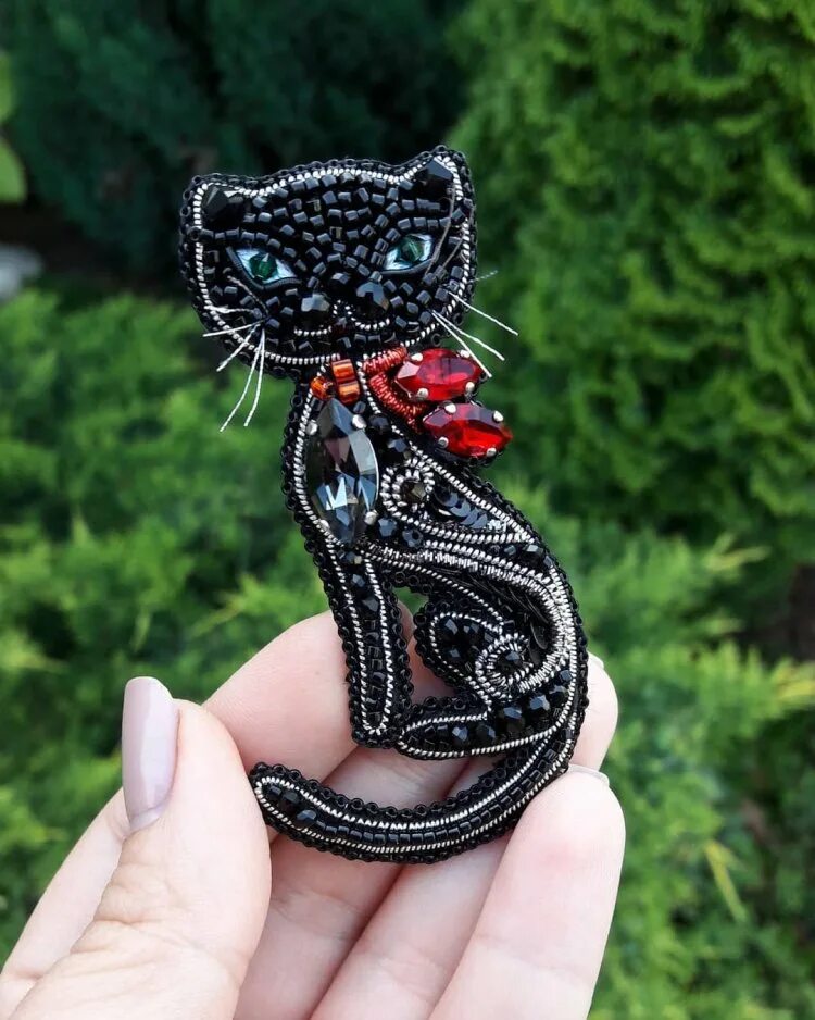 Брошь кот. Брошь кошка. брошь из бисера кошка. брошь кошка бисер. брошь черная кошка.