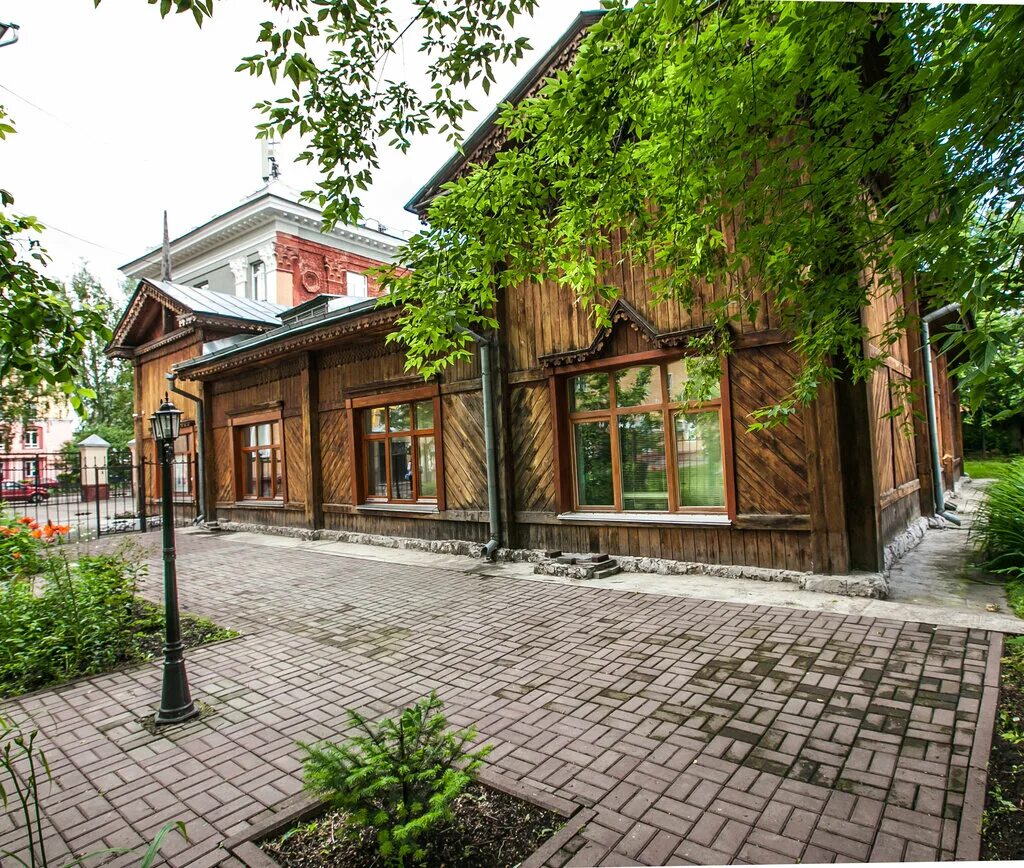 Дом партизан губкиных кемерово. Дом губкиных. Дом партизан губкиных кемерово. Кемерово старые здания. Центральный магазин верх-нейвинск.