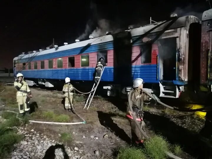 Сгоревший вагончик. Пожары на железнодорожном транспорте. Пожар в вагонах поезда. Пожар в вагонах поезда. Пожар в пассажирском поезде.