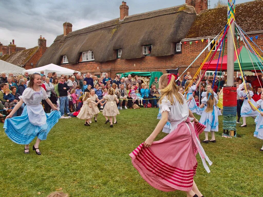 Танец на 1 мая. Cuckoo Fair. Танцы вокруг майского дерева в Великобритании. Майский праздник в Великобритании. Танцы у майского дерева.