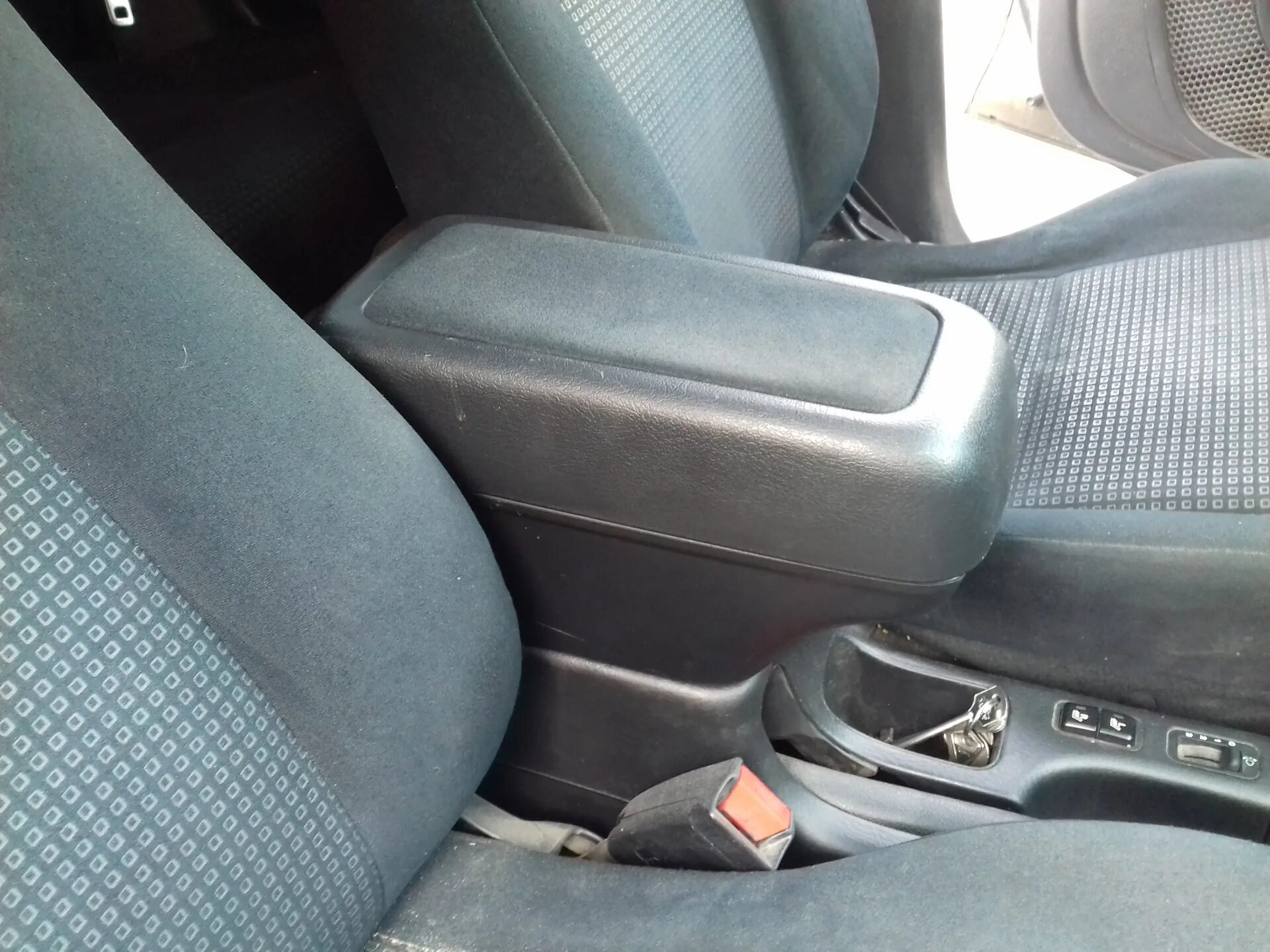 Подлокотник hr v. Подлокотник hr v. Подлокотник на хонда hrv 2000 года. Подлокотник honda element. Хонда hr v 2000 подлокотник.