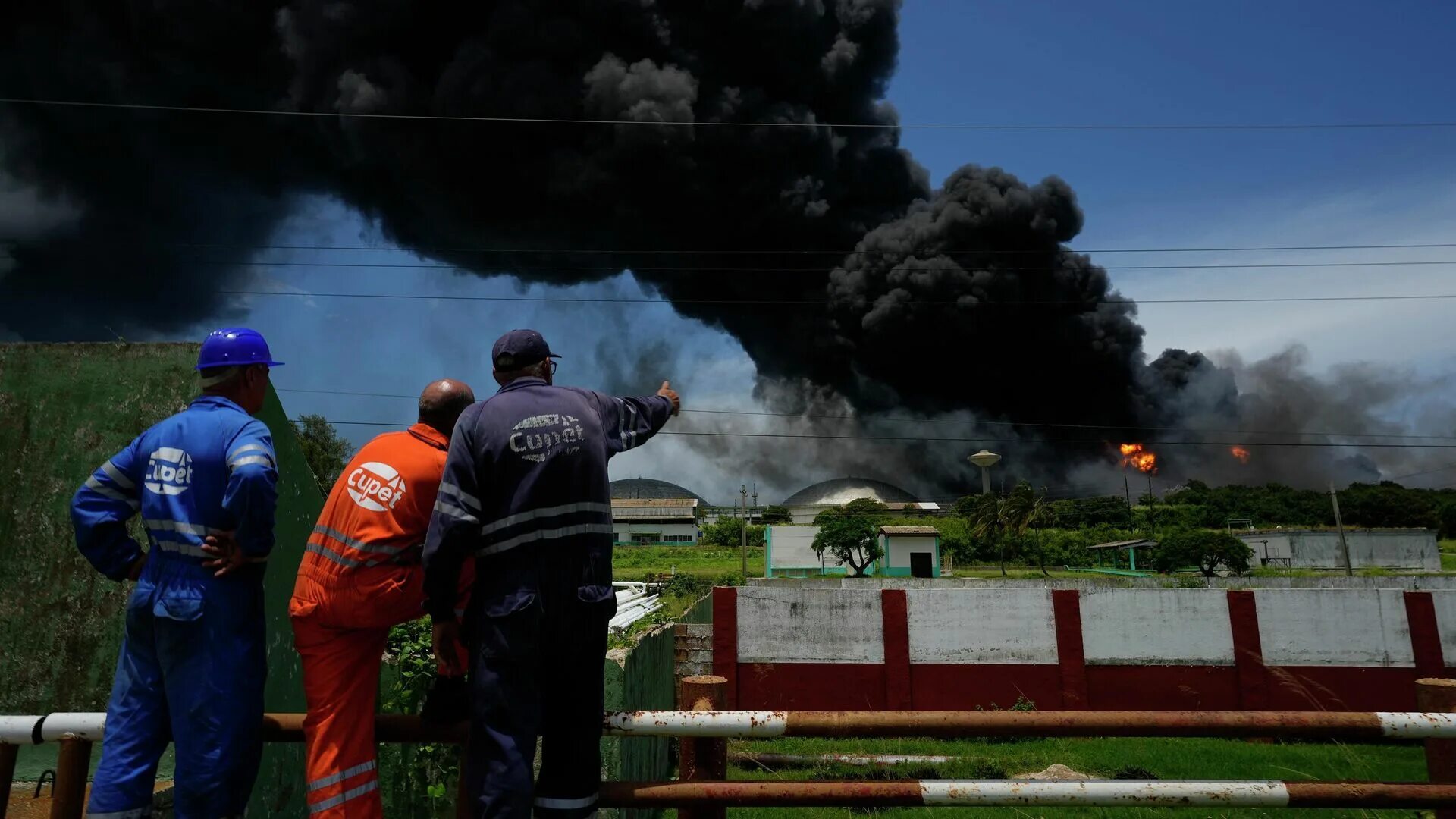 Пожар. Куба пожар на нефтехранилище. Пожар в поле. Пожар на нефтебазе.