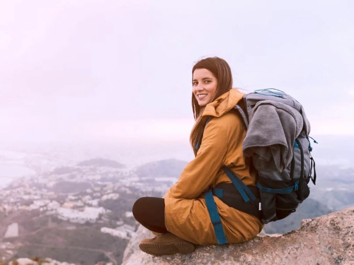 покорение вершин. девушка со спины. ребенок на вершине. девочки вышли на вершину. аннапурна 2.