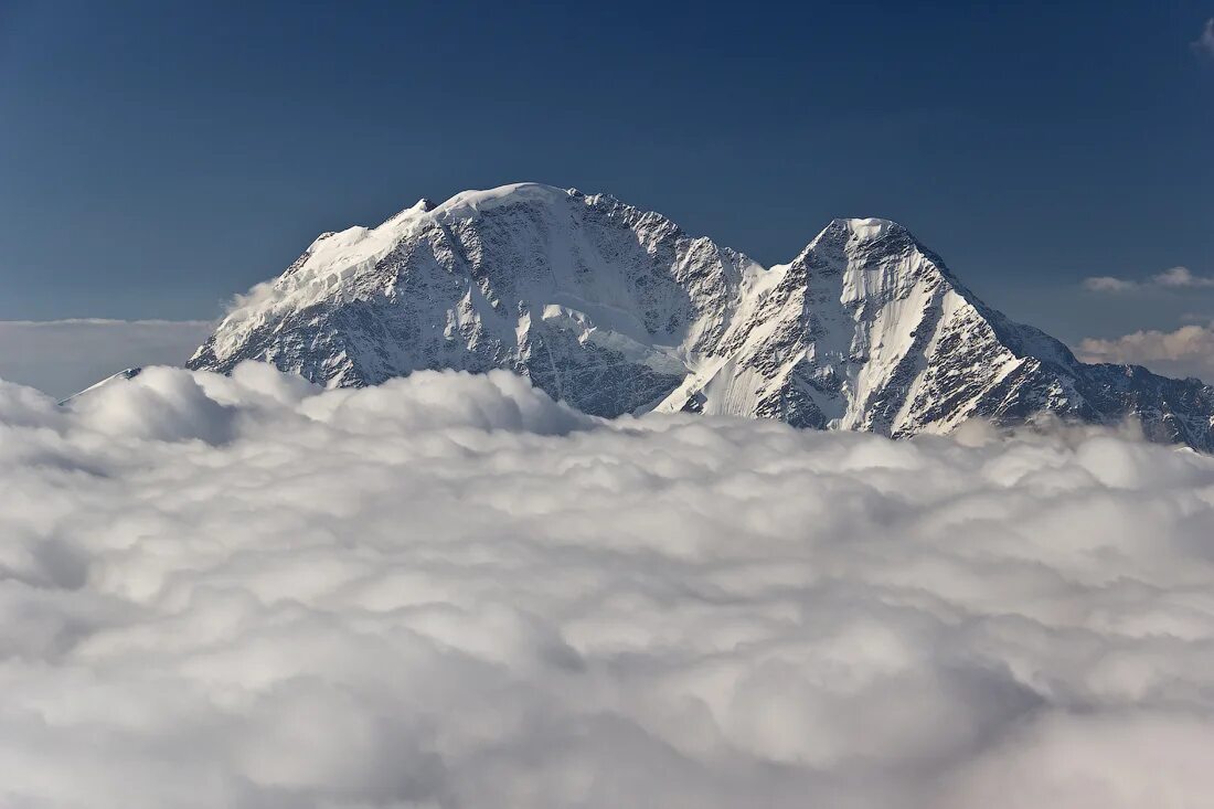 Горы кавказа эльбрус. Стратовулкан эльбрус. Горы кавказа эльбрус. Кавказский хребет и эльбрус. Высочайшая точка горы эльбрус.