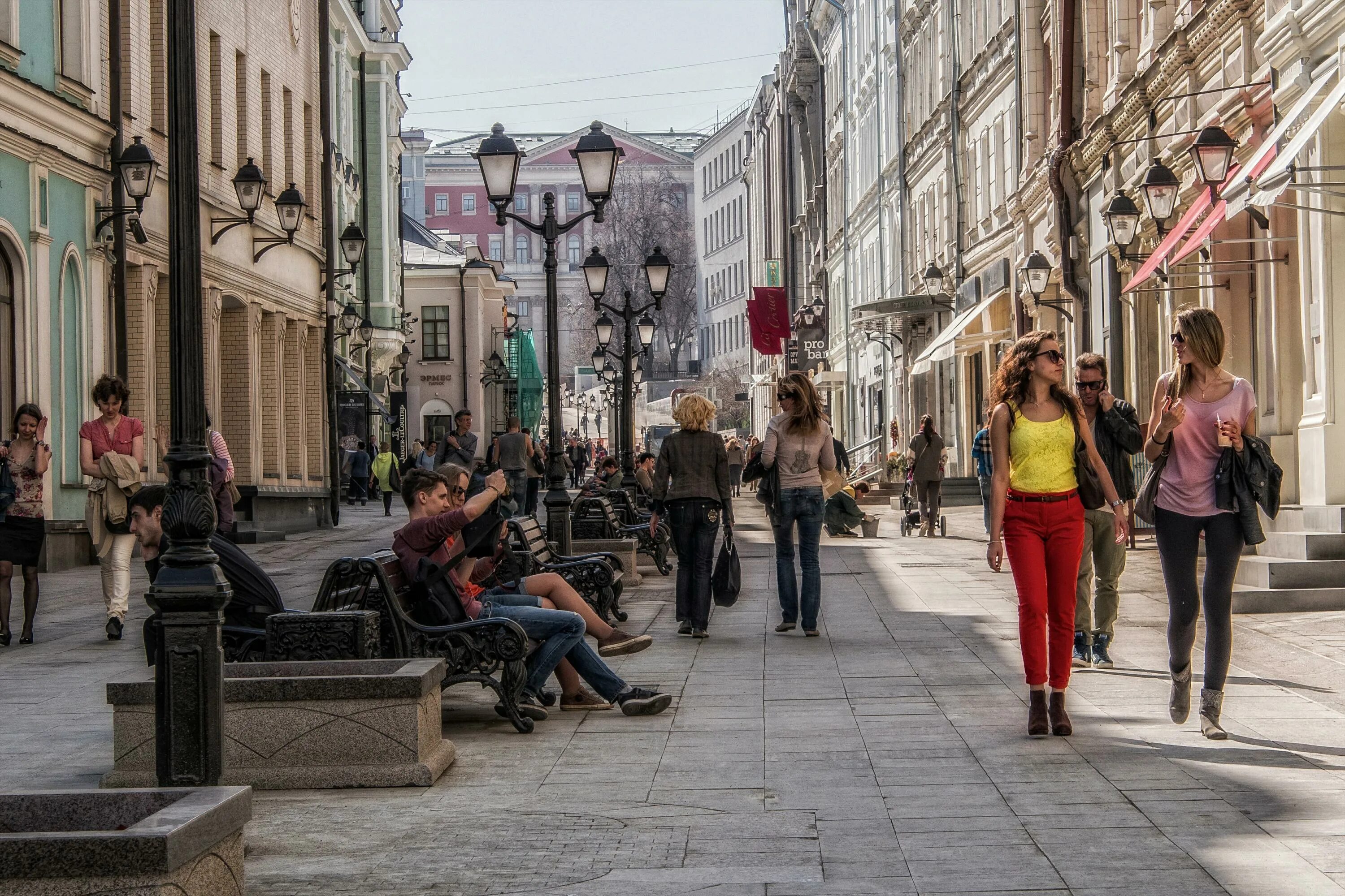 День живых улиц. Столешников переулок прохожие. Люди на улице города. Люди в городе. Пешие прогулки по городу.