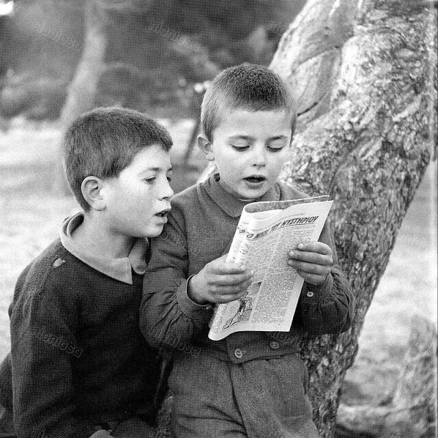 Советский мальчик. Чтение в детстве. Мальчик читает. Советский мальчик читает книгу.