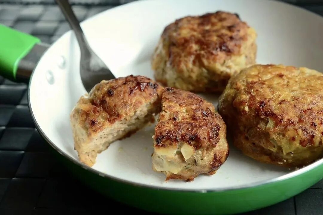 Котлеты из фарша. Вкусные котлеты из фарша. Рассыпчатые котлеты. Вкусные котлеты из фарша. Котлеты тресковые.