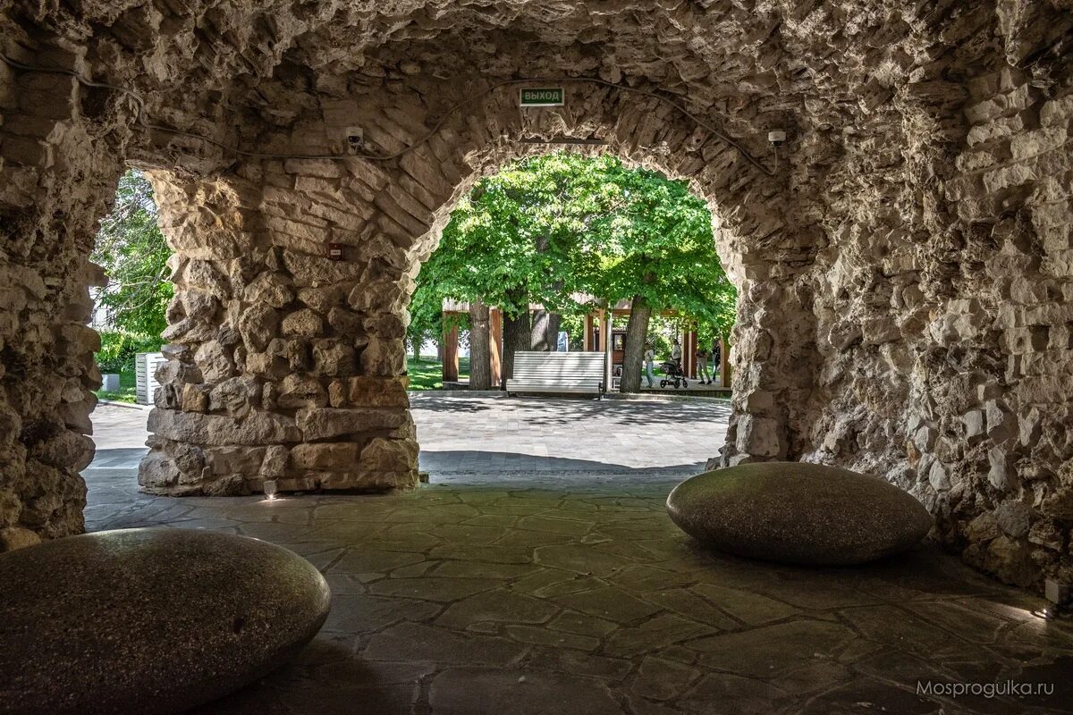 грот с травой. пещеры сады. грот парковый франция. грот в саду. лаклинская пещера.