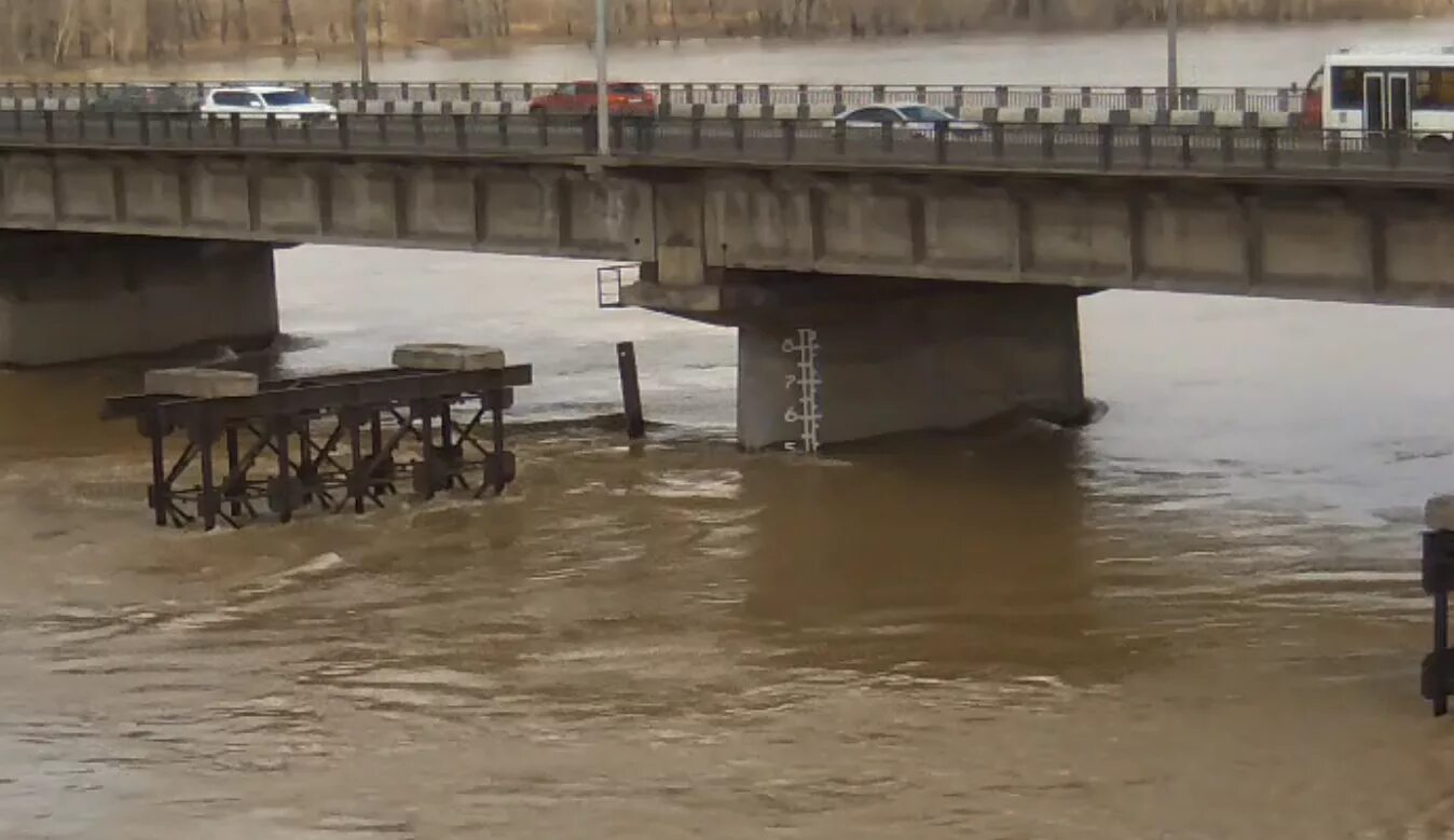 Веб камера на оби. Уровень воды река Томь в Новокузнецке. Уровень воды в реке Томь в Кемерово. Томь Новокузнецк. Уровень воды в Томи в Новокузнецке.